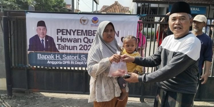 H. Satori Tebar 2.000 Paket Daging Kurban di Cirebon, Warga Palimanan Kebagian Lima Sapi