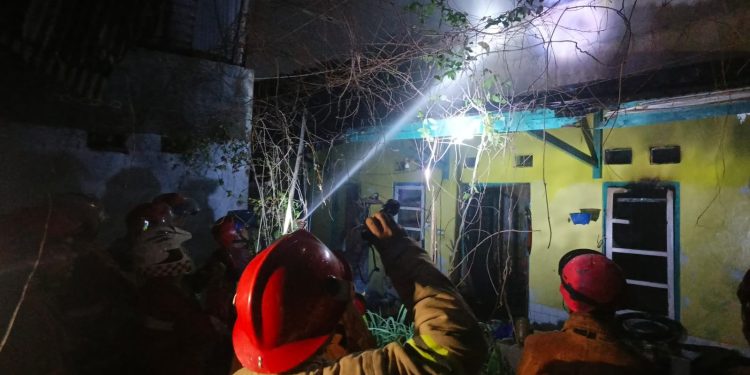Satu Rumah Kontrakan Di Desa Kepongpongan Terbakar, Camat Talun: Warga Diminta Lebih Waspada Akan Bahaya Api