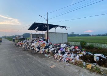 Warga Keluhkan Sampah Di Blok Sibunder Desa Jemaras Kidul Yang Mulai Menggunung dan Mengeluarkan Aroma Menyengat