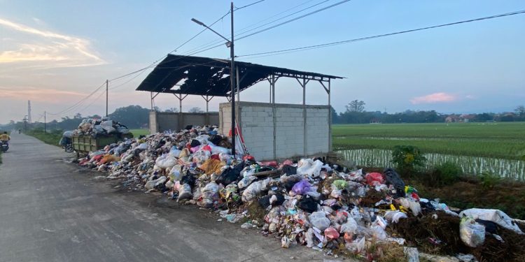 Warga Keluhkan Sampah Di Blok Sibunder Desa Jemaras Kidul Yang Mulai Menggunung dan Mengeluarkan Aroma Menyengat