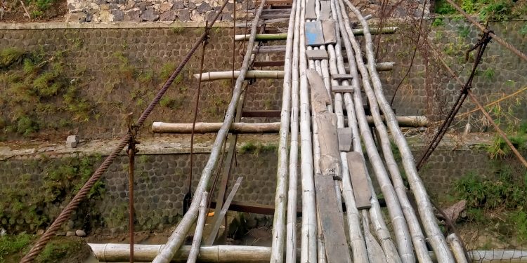 Pembangunan Jembatan Gantung Desa Cempaka Disoal, Warga Pertanyaan Kenapa Pembangunan Mandeg