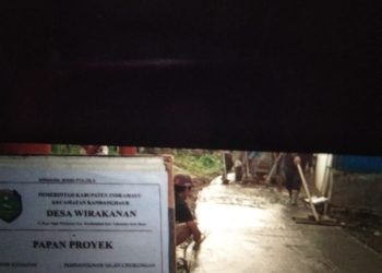 Pembangunan jalan cor lingkungan pada blok Pengodengan desa wirakanan kandanghaur .