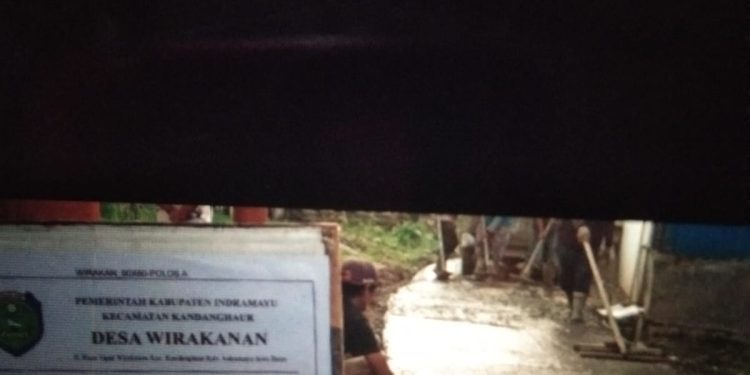 Pembangunan jalan cor lingkungan pada blok Pengodengan desa wirakanan kandanghaur .