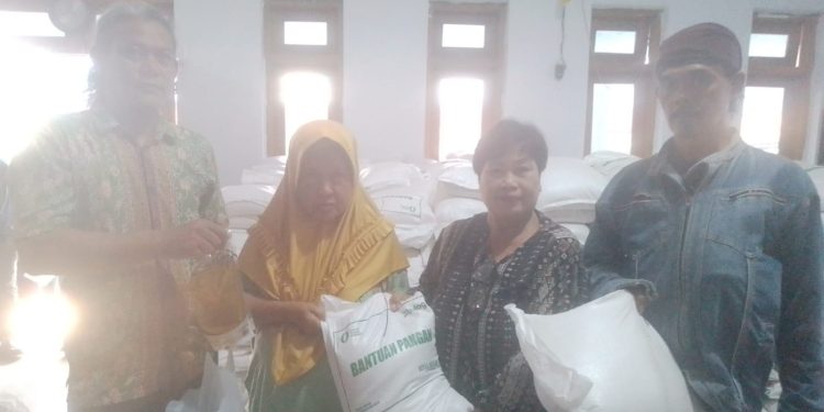Penyaluran Banpang 2026 Berupa 20 Kg Beras Dan 4 Liter Minyak Goreng Desa Danawinangun Berjalan Tertib
