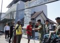 Aksi “Jumat Berkah” Lanal Cirebon, Bagikan Makanan untuk Warga dan Nelayan