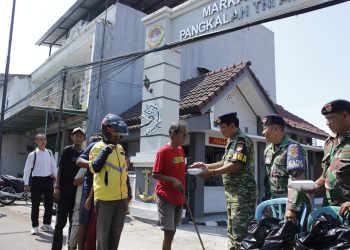 Aksi “Jumat Berkah” Lanal Cirebon, Bagikan Makanan untuk Warga dan Nelayan
