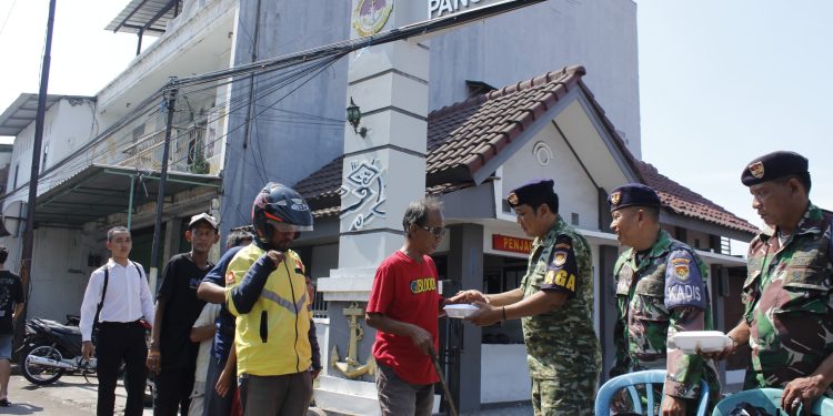 Aksi “Jumat Berkah” Lanal Cirebon, Bagikan Makanan untuk Warga dan Nelayan