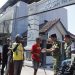 Aksi “Jumat Berkah” Lanal Cirebon, Bagikan Makanan untuk Warga dan Nelayan
