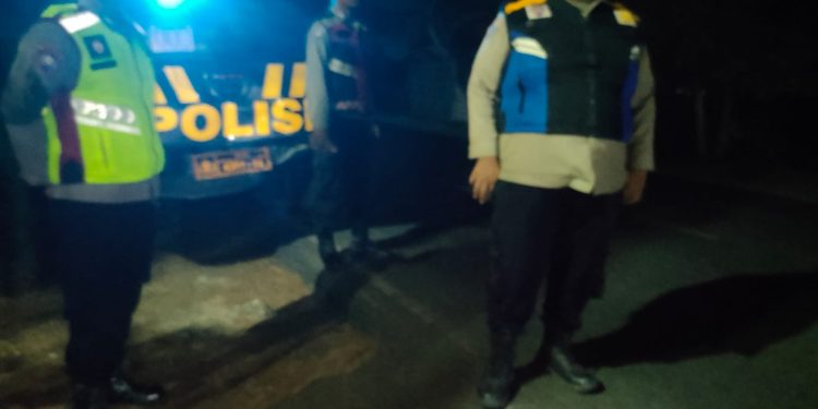 Polsek Juntinyuat Patroli D Sejumlah  Titik Rawan Saat Malam Akhir Pekan