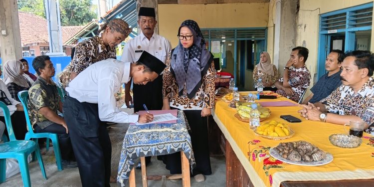 Kuwu Suherman Lantik Abdul Tamam Jadi Kasi Kesra Desa Sampih, Gantikan Saprudin yang Pensiun