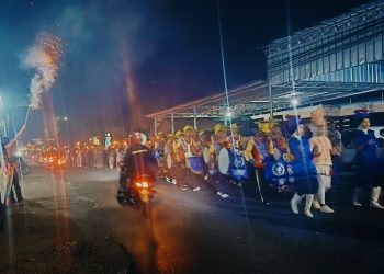 Ribuan Warga Desa Ciawiasih Pawai Obor Sambut 1 Muharram, Bos Amora Properti Bagikan 700 Paket Snack