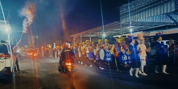 Ribuan Warga Desa Ciawiasih Pawai Obor Sambut 1 Muharram, Bos Amora Properti Bagikan 700 Paket Snack