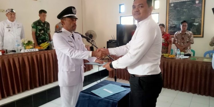 Kuwu Sedonglor Lantik 2 Perangkat Baru, Camat Titip Pesan BerAKHLAK