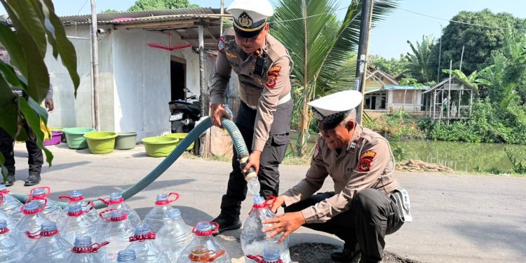 Sambut Hari Bhayangkara ke-80, Satlantas Polres Indramayu Salurkan Bantuan Air Bersih di Empat Desa