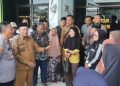 Puluhan Warga Mundupesisir Grudug Kantor Notaris, Tuntut Sertifikat Tak Kunjung Jadi