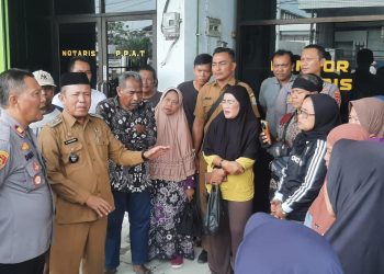 Puluhan Warga Mundupesisir Grudug Kantor Notaris, Tuntut Sertifikat Tak Kunjung Jadi