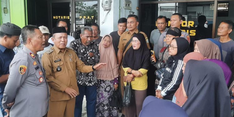 Puluhan Warga Mundupesisir Grudug Kantor Notaris, Tuntut Sertifikat Tak Kunjung Jadi