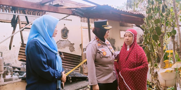 Kapolsek Yulie Sambangi Gudang & Rumah Korban Kebakaran di Cipeujeuh Wetan