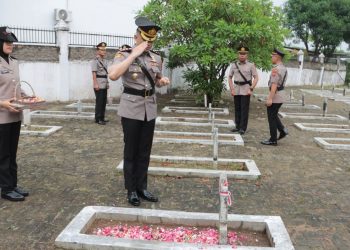 Kenang Jasa Pahlawan, Polres Indramayu Ziarah dan Tabur Bunga di TMP
