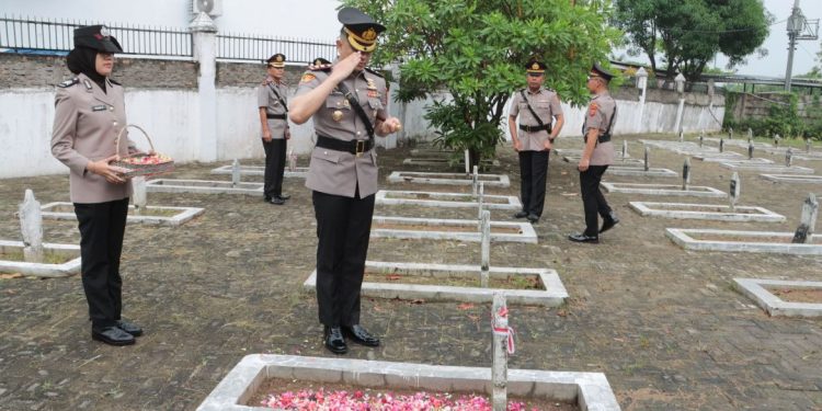 Kenang Jasa Pahlawan, Polres Indramayu Ziarah dan Tabur Bunga di TMP