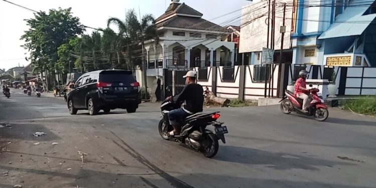 Mantan OSIS SMAN 1 Lemahabang, Qorib, SH, MH Desak Pemda: Perbaiki Gagal Fungsi Jembatan Baru Depan SMAN 1 Lemahabang