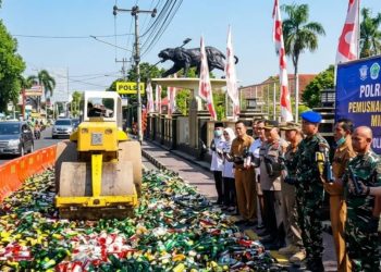 Tegas! Polresta Cirebon Musnahkan Ribuan Botol Miras Ilegal dan Knalpot Brong