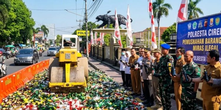 Tegas! Polresta Cirebon Musnahkan Ribuan Botol Miras Ilegal dan Knalpot Brong