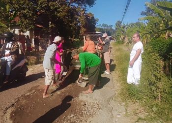 Warga dan Pemdes Jatipancur Gotong Royong Tambal Jalan Rusak Jalan Halimpu – Wangkelang