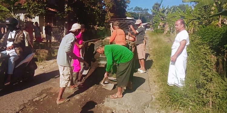 Warga dan Pemdes Jatipancur Gotong Royong Tambal Jalan Rusak Jalan Halimpu – Wangkelang