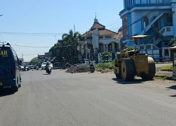 Ramai Desakan Publik, DPUTR Bergegas Turunkan Alat Berat & Material Perbaikan Jembatan “Gejlugan” Cipeujeuh Wetan
