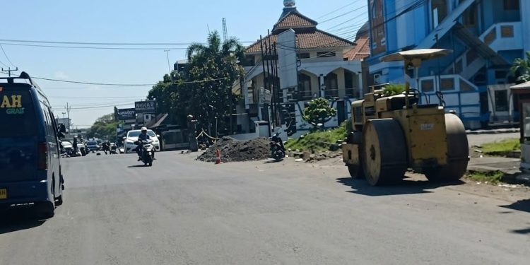 Ramai Desakan Publik, DPUTR Bergegas Turunkan Alat Berat & Material Perbaikan Jembatan “Gejlugan” Cipeujeuh Wetan