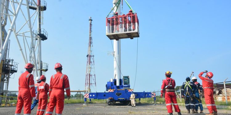 Matangkan Kesiapsiagaan, PPN Kilang Balongan Gelar Simulasi Penyelamatan Darurat di Ketinggian Flare