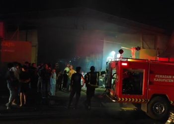 Gudang Penyimpanan Kayu Ludes Terbakar, Empat Unit Kendaraan Damkar Indramayu Diterjunkan