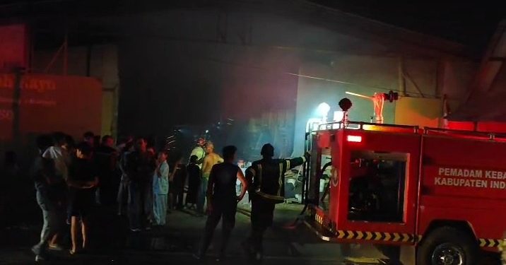 Gudang Penyimpanan Kayu Ludes Terbakar, Empat Unit Kendaraan Damkar Indramayu Diterjunkan