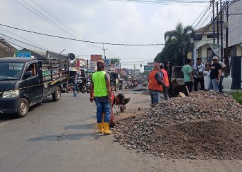 DPUTR Kabupaten Cirebon Gerak Cepat, Perbaiki Jalan Jembatan “Gejlugan” Depan SMAN 1 Lemahabang
