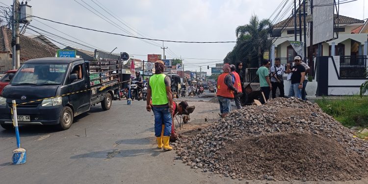 DPUTR Kabupaten Cirebon Gerak Cepat, Perbaiki Jalan Jembatan “Gejlugan” Depan SMAN 1 Lemahabang