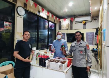 Ops Pekat Polsek Lemahabang Sasar Miras dan Sajam, 79 Botol Ciu Diamankan