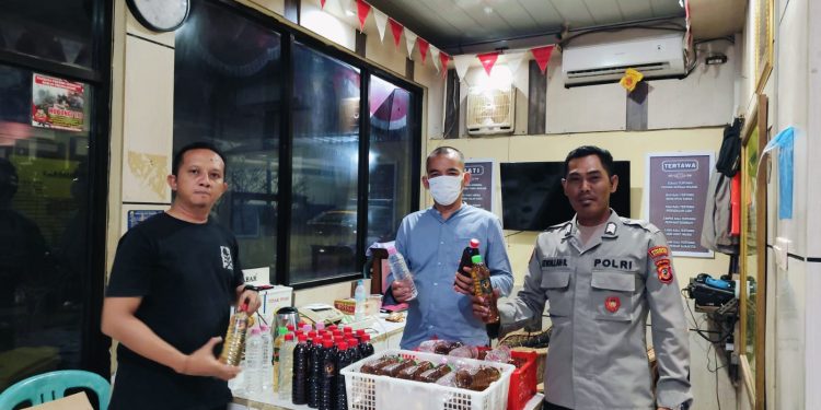 Ops Pekat Polsek Lemahabang Sasar Miras dan Sajam, 79 Botol Ciu Diamankan