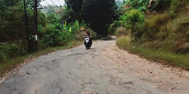 Jalan Belawa Rusak Berat di Kawasan Perbukitan, Jadi Titik Rawan Laka Lantas