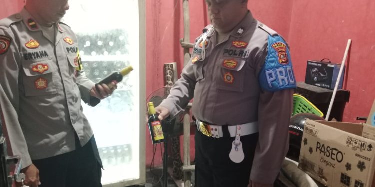 KRYD, Polsek Kedokan Bunder Indramayu Sita Puluhan Botol Miras