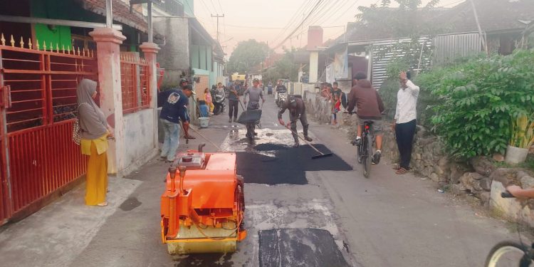 Gelontorkan Dana Pribadi, Darmawan Kembali Perbaiki Jalan Rusak Kaligawe Wetan