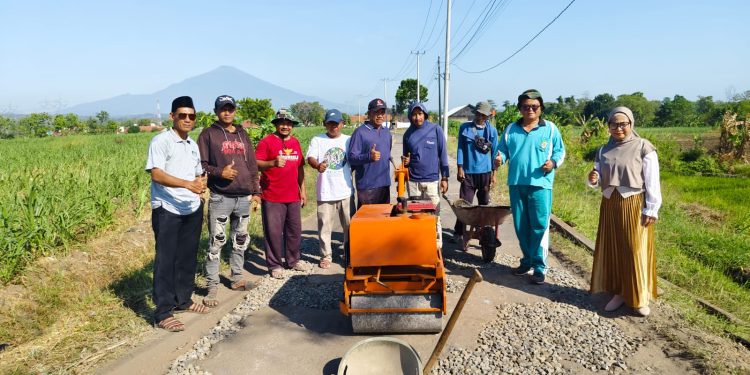 Pakai Dana Pribadi, Darmawan Perbaiki Jalan Rusak di desa Kaligawe Wetan