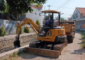 Antisipasi Banjir, Dinas PUTR Dan Pemdes Mertapadawetan Normalisasi Sungai