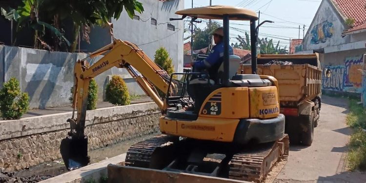 Antisipasi Banjir, Dinas PUTR Dan Pemdes Mertapadawetan Normalisasi Sungai