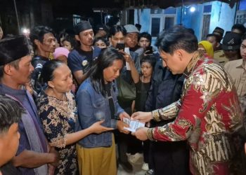 Takziah ke Rumah Duka Korban Laka Lantas Pantura, Bupati Indramayu Berikan Santunan untuk Keluarga Korban