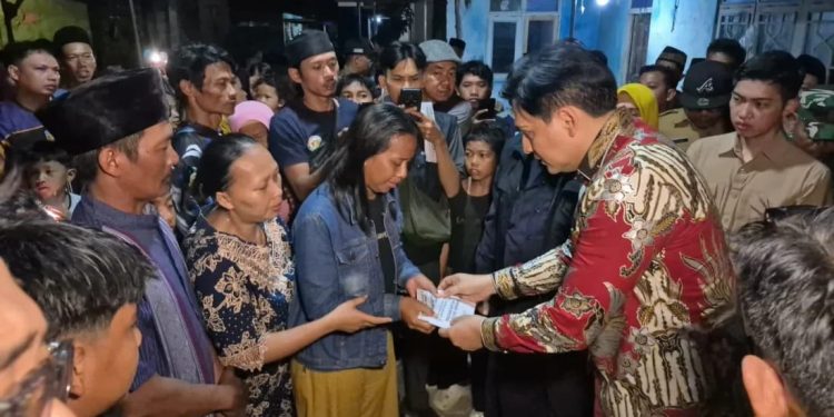 Takziah ke Rumah Duka Korban Laka Lantas Pantura, Bupati Indramayu Berikan Santunan untuk Keluarga Korban
