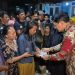 Takziah ke Rumah Duka Korban Laka Lantas Pantura, Bupati Indramayu Berikan Santunan untuk Keluarga Korban