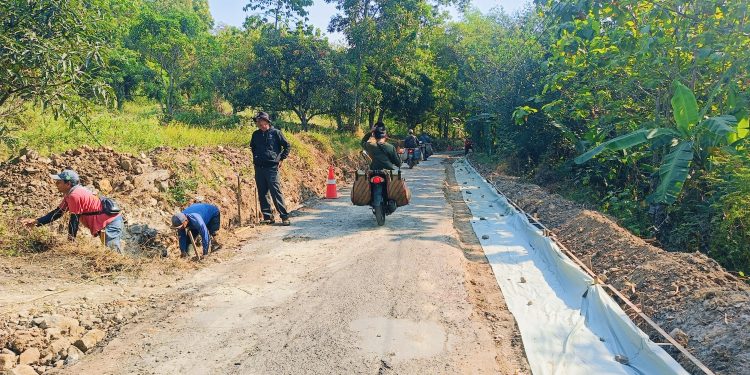 Pengecoran Bahu Jalan Tahap 2 Dimulai, Progres Jalan Putat – Koreak Terus Dikebut