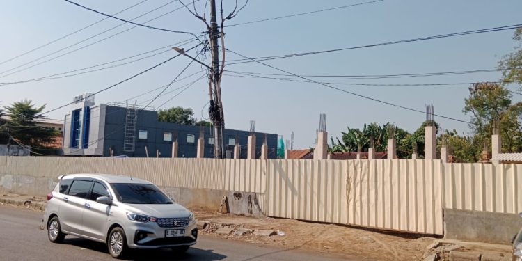 Supermarket Ternama Mulai Dibangun di Lemahabang, Warga Sambut Baik & Aktivis Soroti Perizinan