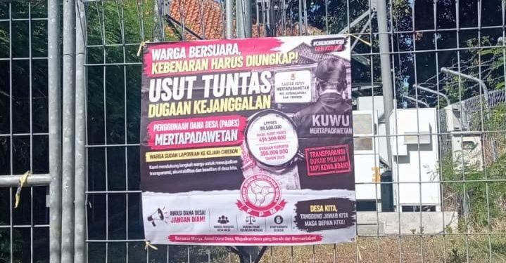 Hebohkan Warga Mertapadawetan, Spanduk Dugaan Penyalahgunaan Dana Desa Rp300 Juta Terpasang di Menara Telekomunikasi